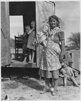 Arizona Highway 87, jižně od Chandleru, Maricopa County, Arizona, uprchlická rodina v traileru, bez záchodu a vody,... Přicházejí z texaského Amarilla a chtějí sbírat bavlnu v Roswellu v New Mexicu a v Arizoně, listopad 1940