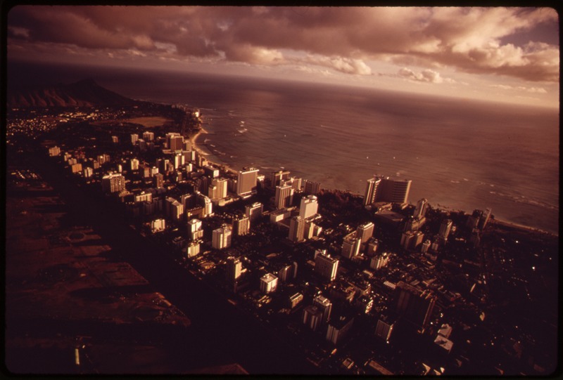 File:POPULAR WAIKIKI BEACH AREA SEEN FROM HELICOPTER - NARA - 553678.tif