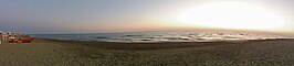 Panorama op het strand in Marina di Pietrasanta tijdens zonsondergang