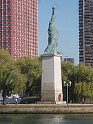 La statue de la Liberté, devant le quartier de Grenelle dont elle marque la limite ouest (elle se trouve dans le quartier de Javel).