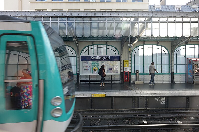 File:Paris Metro - Ligne 2 - station Stalingrad platform.jpg