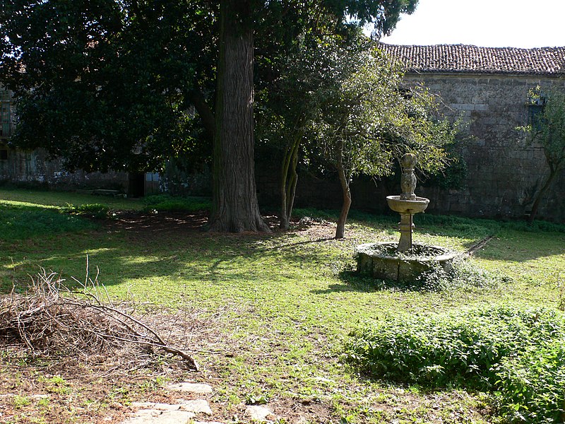 File:Pazo de Liñares, patio.JPG