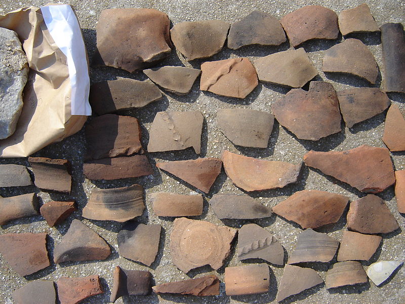 File:Perperikon Remains of tracian pottery 2 Kiril Kapustin.JPG