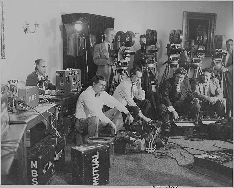 File:Photograph of cameramen and sound technicians at the White House. - NARA - 199149.jpg