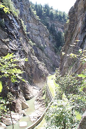 La gorge de Piottino avec l'ancienne route en direction du nord.