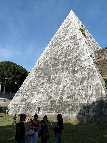 File:Piramide Caio Cestio area archeologica.jpg