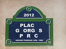imitation d'une plaque de nom de rue parisienne, se lisant « 2012 ; place Georges Perec ; écrivain français 1936-1982 » ; tous les E ont été effacés.