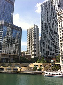 Plaza 440 Private Residences, 440 N Wabash Ave, Chicago, Illinois, amerika SERIKAT, Wide Shot Antara Trump Tower dan Sungai Plaza.jpg
