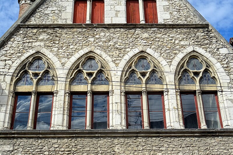 File:Provins (77), hôtel de Vauluisant, baies gothiques rayonnantes du premier étage.jpg