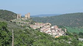 Pelegrina bajo el castillo y sobre el valle del río Dulce.