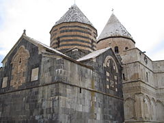 La partie ancienne est faite de pierre noire ayant donné son nom au monastère. La partie la plus récente est elle en pierre blanche.