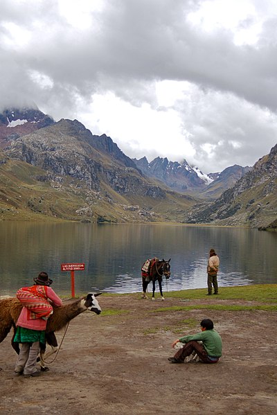 File:Querococha, Callejón de Huaylas, Perú - panoramio.jpg