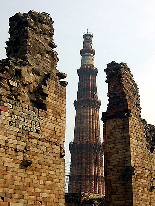 Qutb Minar Quwwat-ul-Islamin moskeijassa Delhissä oli sulttaani Qutb-ud-Din Aibakin (noin 1200) voiton merkki.