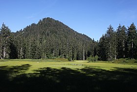 La Croix de Coste vue depuis le lac des Saisies à l'ouest.