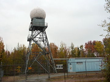 Villeroy radar (a WSR-98E), 75 km southwest of Quebec City : tower and radome to the left, transmitter and receiver in the building on the right.