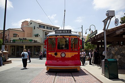 Le tramway Red Car Trolley dans Buena Vista Street.