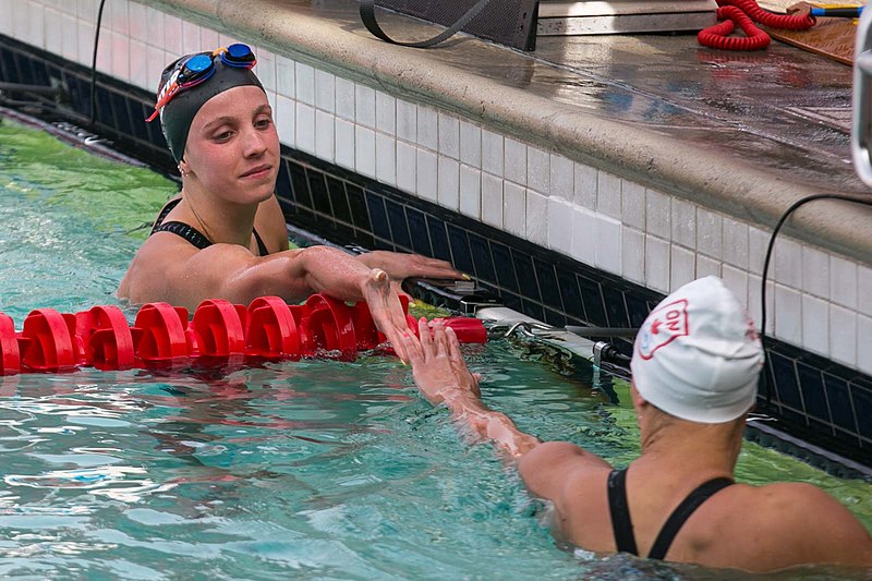 File:Regan Smith extends her hand to Kylie Masse after winning 100m backstroke (27900746977).jpg