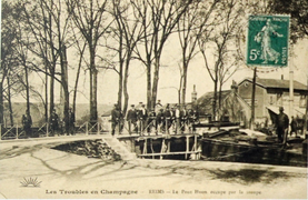 Reims Pont Huon occupé par la troupe 1906.