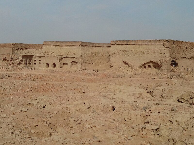 File:Remains of Nawab's Personal Servants homes. made up of clay - Derawar Fort.jpg