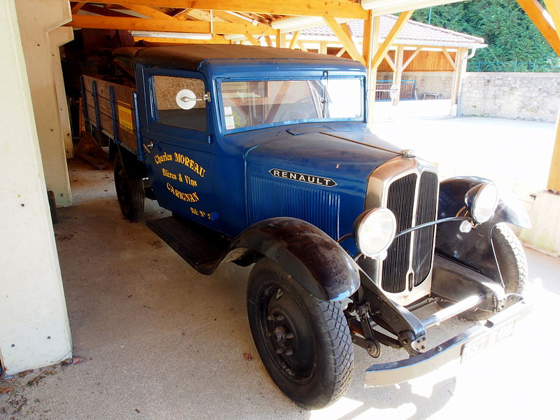 File:Renault truck Charles MOREAU - Bieres & Vins - Carignan at the Musée Européen de la Bière.JPG