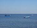 English: boats anchored by Rewa harbour Polski: łodzie zakotwiczone koło portu Rewa