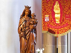 Vierge à l'enfant (XIXe) et bannière de procession dans le chœur