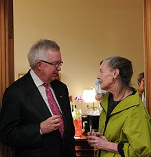 McCoy s'entretient avec l'ancien Premier ministre Joe Clark, mars 2010.