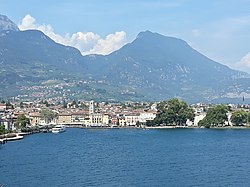 Ön planda Garda Gölü ile Riva del Garda manzarası