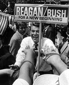 Foto van Reagan die een menigte de hand schudt