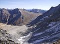 Blick vom Rotenmanntörl auf Ostseiten-Abstieg mit Reichenberger Spitze (3030 m) Mitte links im Hintergrund