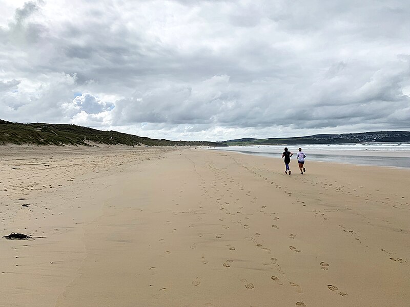 File:Runners on Gwithian Beach - geograph.org.uk - 6268036.jpg