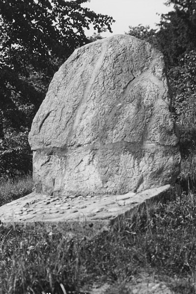 File:Runsten vid Mörkö kyrka - SLM M025385.jpg