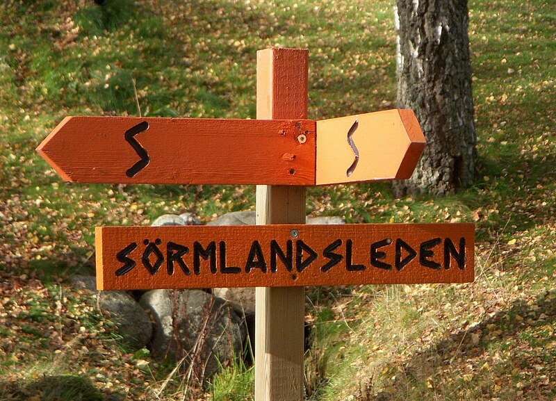 File:Sörmlandsleden skylt 2011a.jpg