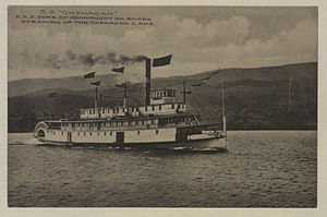 SS Okanagan, HRH Dükü Connaught gemide, Okanagan Gölü'nü buharlaştırıyor (HS85-10-26446) .jpg