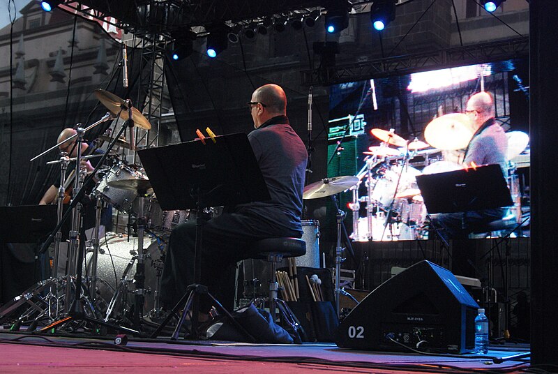 File:Sacbé, trío de jazz de los hermanos Toussaint en el Zócalo de Puebla 14.jpg