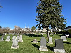 Cimetière Curé-Adélard-Lamy, flèches des clochers de l’église catholique, le village