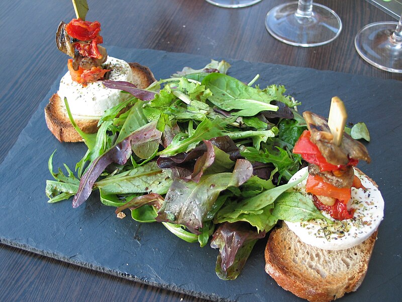 File:Salade mesclun et chèvre chaud sur toasts.jpg