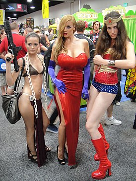 Джордан Карвер (в центре) в образе Джессики Рэббит на фестивале Комик-Кон
