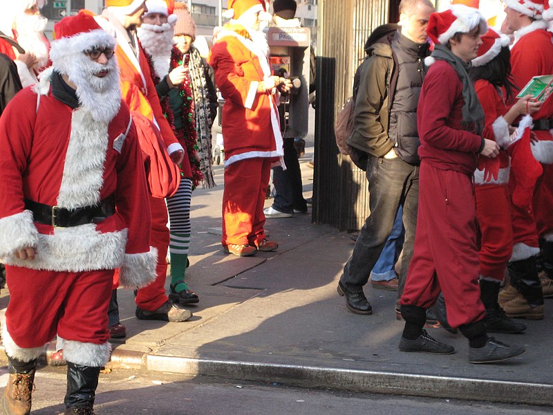 File:SantaCon - East Village (2115123638).jpg