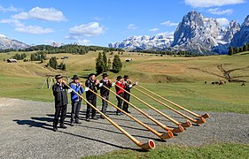 Suonatori di corno alpino a Sanonhutte, Alto Adige.