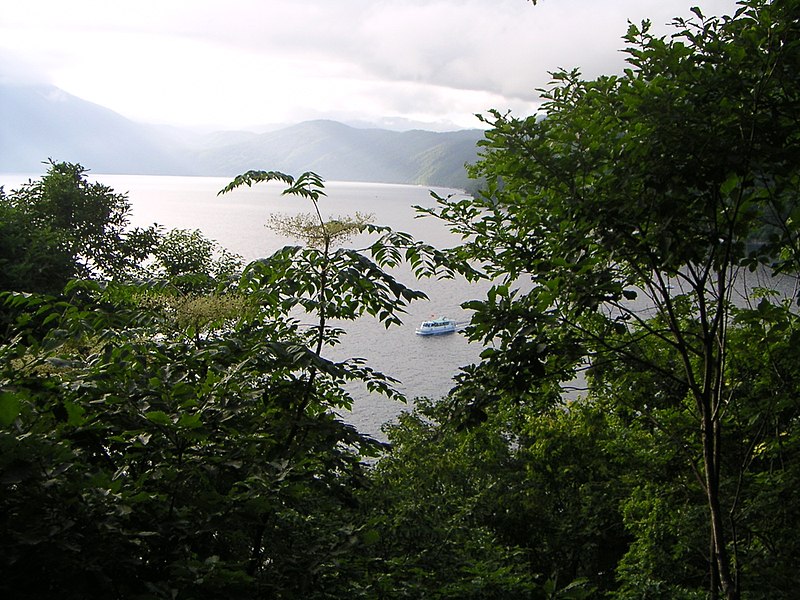 File:Shikotsu Lake and tour boat.JPG