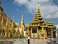 Urre-koloreko Shwedagon pagoda.