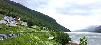 La localité de Skarvdalen, sur la rive sud du Fjord