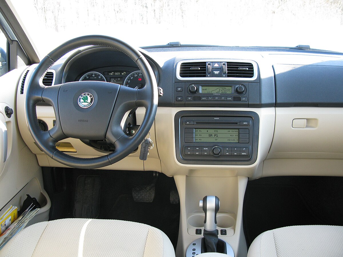 https://upload.wikimedia.org/wikipedia/commons/thumb/d/d0/Skoda_Fabia_2_dash.jpg/1200px-Skoda_Fabia_2_dash.jpg