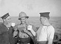 Két tengerész és egy katona koccintanak a rumadagjukkal, 1941. július