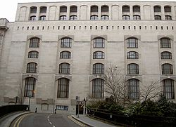 Old Bailey: Bâtiment et histoire, Magistrats, Dans la culture populaire