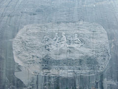 Le plus grand bas-relief du monde sculpté sur la face nord de Stone Mountain près d'Atlanta en Georgie. Trois des leaders des États confédérés d'Amérique y sont gravés dans le granit. Il s'agit de Thomas Jonathan Jackson, Robert Lee, et de Jefferson Davis.
