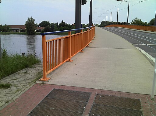 Straßenbrücke der L 187 nördlich Kichfährendorf bei Bad Dürrenberg -Draufsicht- im Juni 2013