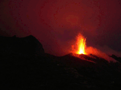 Нічне виверження вулкана Стромболі, Італія