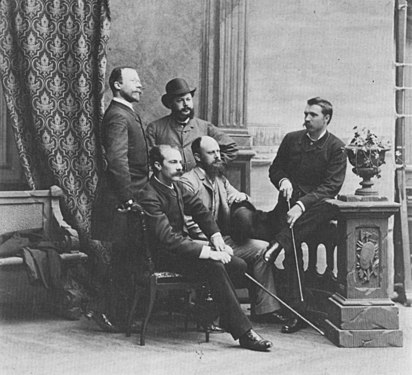 Atelierfotografi fra 1885 med nogle af lederne af Opponenterna. Stående fra venstre: Carl Larsson ogh Ernst Josephson. Siddende fra venstre: Richard Bergh, August Hagborg og Per Hasselberg